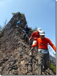 2-34岩場の下りは徳永Gがロープを設置、助かりました