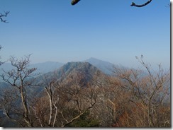 2-18木の葉がないこの時期は遠望がききます、祖母山が見えています