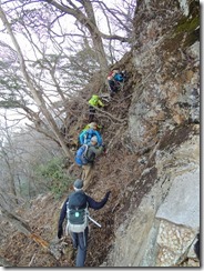 2-19岩場を巻いて上ります