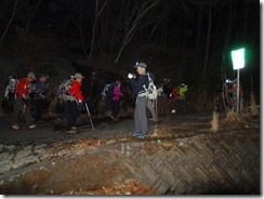 2-02登山口、まだ舗装された林道歩き