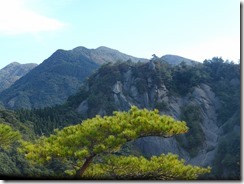 24真近ににみると岩峰の山、一峰方向