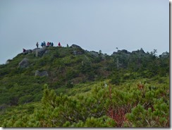 13梵天岩にすでに登山者、あすこを目指します