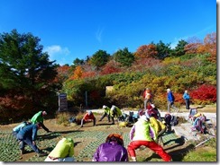 01安達太良ゴンドラの山頂駅にてストレッチ