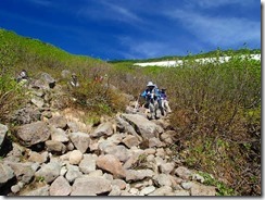 4-06雪渓がなくなると岩ゴロゴロの歩きにくい登山道です