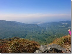 2-14山頂からの眺めは少しぼやけているが、桜島の噴煙も見える