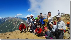 3-22歩いてきた稜線バックに、鹿島槍ケ岳登頂写真