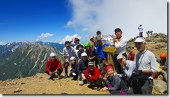 3-22歩いてきた稜線バックに、鹿島槍ケ岳登頂写真