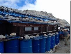 3-16野口五郎小屋、風対策で屋根に石が乗せられています、3日目はここに宿泊です