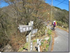 30 背振山に登る舗装道路