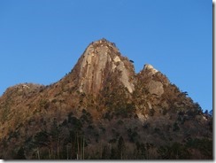 1-20登ってきた岩の殿堂、鉾岳です、左が雄鉾、右が雌鉾岳です