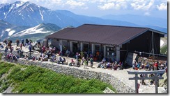 3-18多くの登山者の雄山山頂小屋