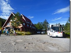 2-02ヒュッテ(麦草峠)には茅野市からバス便があります、さあ登山開始