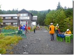 3-10北横岳ヒュッテで休憩です