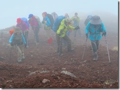 25火山礫の登山道