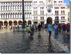 02「大潮」でサンマルコ広場は水浸し「スーツケースを持って移動」