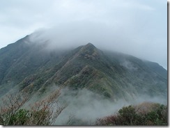 06御岳は雲の中、一旦急な下りから急登の上りになります