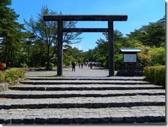 2大鳥居をくぐって行く