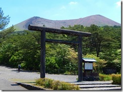 2-2鳥居のむこうに高千穂峰