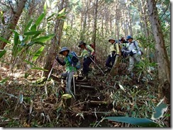 38この登山道は階段が壊れて荒れているので注意