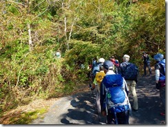 03林道を5分位で急カーブの所に水源地保護の看板､登山道取付