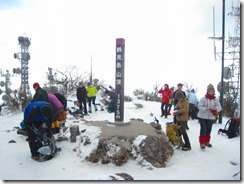 05鶴見山頂で登山準備