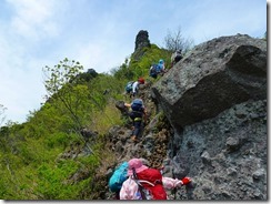 23　三点確保して岩登りです