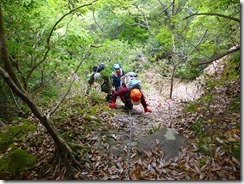 11すぐに岩登りです