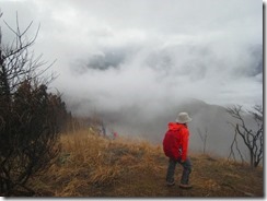 12雲海に見とれての登山道