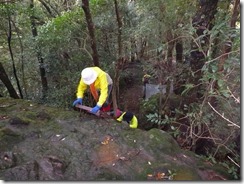 2-16ハシゴもあります、煙草神社登山口へ下山しました