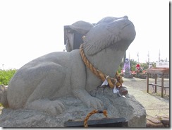 ６　小田原神社の巨大な「なでうさぎ」　自分の体の悪い所をなでると良い