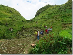 15登山道ですが畦道です、周囲にはキャベツが植えられています