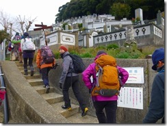 03八郎岳登山口、登山開始、お墓の前を抜けます