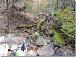 2-30要山への支沢を登ります