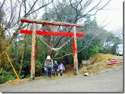 1-09山頂下の鳥居に出てきました