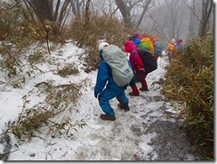 13凍った残雪は転倒しないように下ります