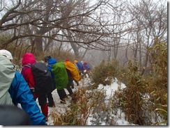 12凍った残雪は転倒しないように下ります