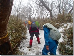 07残雪が凍っていて慎重に進みます