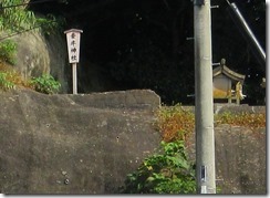 0５道路の向こうに牽牛神社が