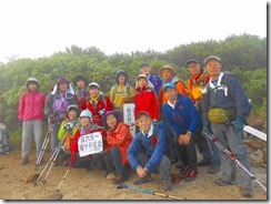 4-04樅沢岳の登頂写真、このあたりに美味しいタカネイチゴが一杯あるんだけどね～