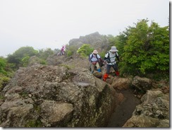 06沓掛山の危険な岩場を通過