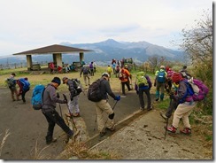 1-44俵山展望園地に下山、靴に着いた土を落としています