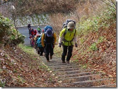 1-02登山開始、木製階段を上がる