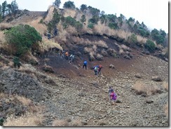 1-18崩壊地をロープを使って下ります、滑るので難儀しました