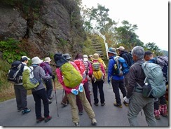 03登山口到着、ストレッチして準備します