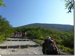 04広い登山道、稜線が見えてきました