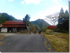 26岩伏の旧登山口、ただし民家前なので新駐車場から登山しましょう、駐車場まで下りましたP1100536