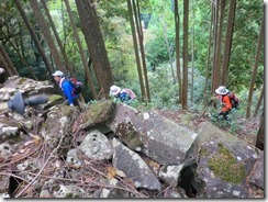 ６　石積の間を登る