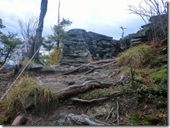 １９　細い尾根道の向こうに石塁