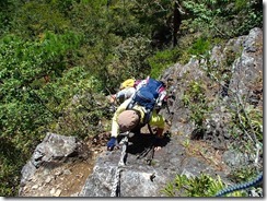 1-12鷹巣山は岩場の上りです、このロープ切れそうでないですか？