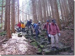 12分岐からの歩きにくい岩場の登山道 (2)